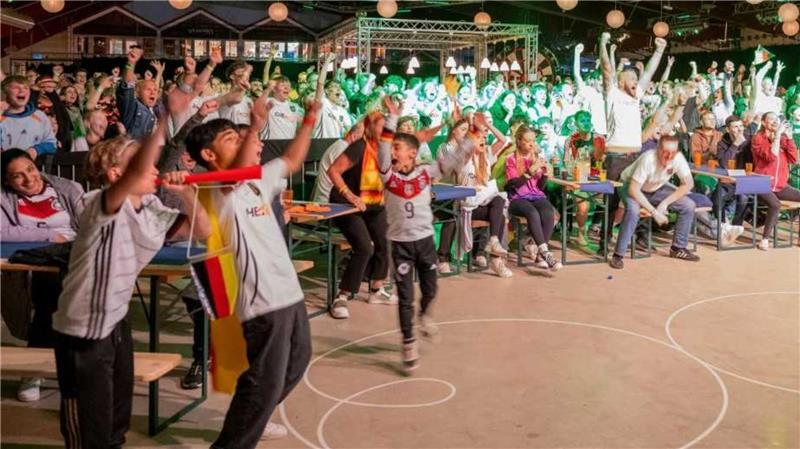 Hier wird in der Eissporthalle ein Tor der deutschen Mannschaft gefeiert. (Archivbild)