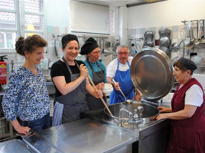 Hier wird mit Liebe gekocht : Sterne-Überbringerin Heidrun Klaus (links) sieht zu, wie Küchenchefin Julia Felser (Zweite von links) und ihr Team im Kochtopf rühren. Foto: Stief