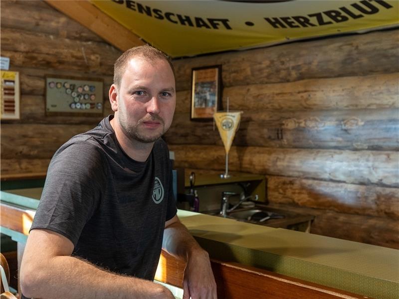 Hier wurden große Erfolge gefeiert und bittere Niederlagen beweint: Jan Samland am Tresen der Blockhütte am Waldsportplatz . Foto: Wertgen