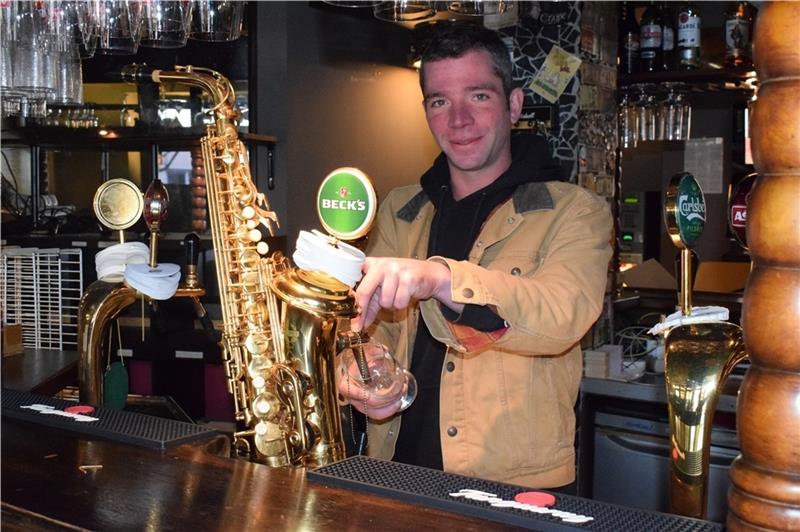 Hier zapft Jan Sauerwein kein Bier mehr: Der bekannte Saxofon-Zapfhahn im „Bebop“ dient mittlerweile nur noch als Deko. Foto: Möller