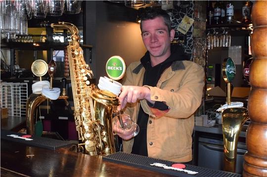 Hier zapft Jan Sauerwein kein Bier mehr: Der bekannte Saxofon-Zapfhahn im „Bebop“ dient mittlerweile nur noch als Deko. Foto: Möller