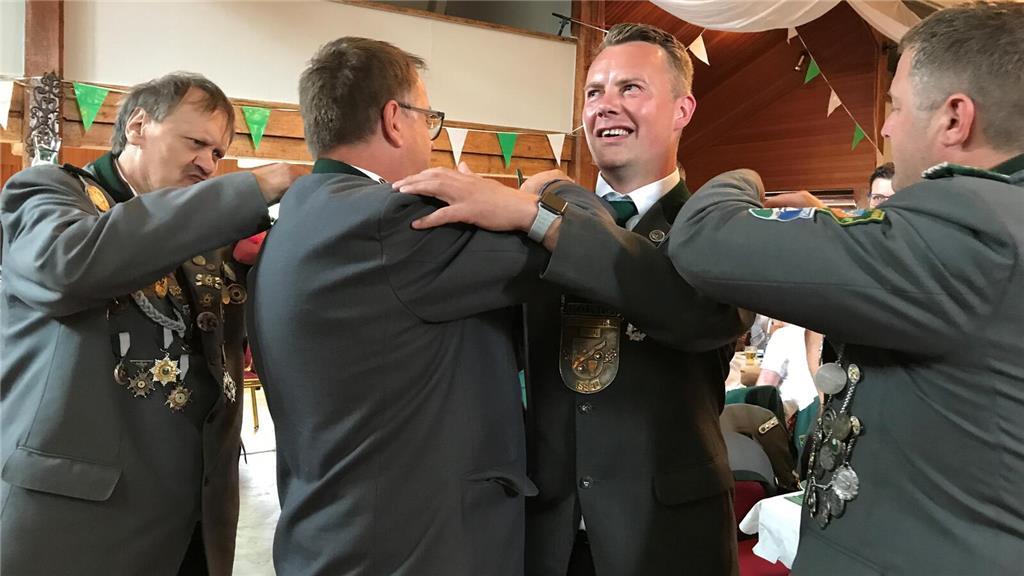 Hier zu sind drei Mann erforderlich: König Ingo Thiele (2. von rechts) wird mit ...