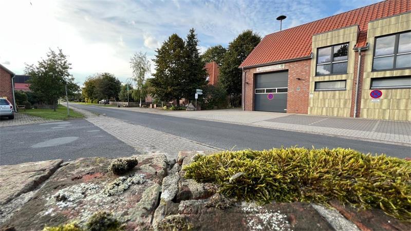Pläne für Oersdorf: So könnte die neue Ortsmitte aussehen Hier - zwischen Feuerwehr und Schulmuseum - soll der zukünftige Dorfplatz in Oersdorf entstehen.