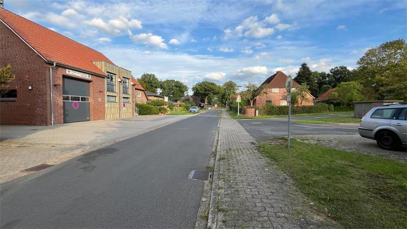 Pläne für Oersdorf: So könnte die neue Ortsmitte aussehen Hier - zwischen Feuerwehr und Schulmuseum - soll der zukünftige Dorfplatz in Oersdorf entstehen.