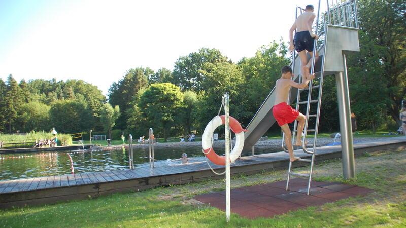 Vieles ist neu: Das Sauensieker Naturbad im Freibad-Check Highlight bei jüngeren Badegästen ist die Rutsche. Statt Badeaufsicht gibt es Rettungsringe.