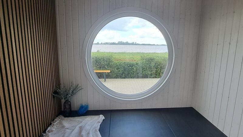 Tiny House: Kleines Heim mit großen Missverständnissen Highlight des Tiny Houses ist ein großes Bullauge, dass einen Blick auf die Weser erlaubt. Foto: Iven