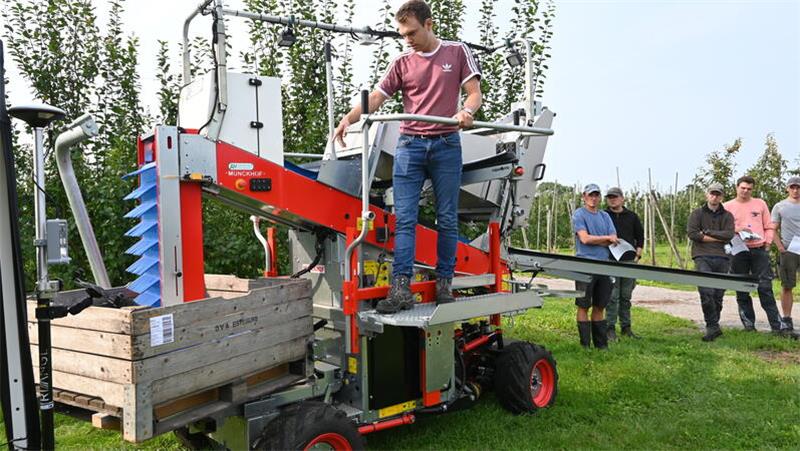 Altländer wollen deutschen Birnen-Markt erobern – dank Technik Hightech-RGB-Kameras können bereits die Fruchtgrößen zuverlässig messen; Carsten Köpcke gab einen Überblick auf der Obsterntemaschine Pluk-O-Trak.