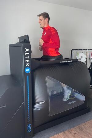 Hightech-Training: Axmann auf einem Laufband, das mit Hilfe von Luftdruck die Schwerkraft reduziert.