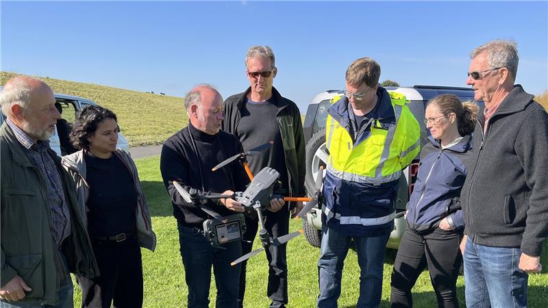 Hightech bei der Kontrolle von Deich- und Deckwerk: Gerald Annuss von Swift Marine Service erklärt vor dem Start die Technik der Drohne.