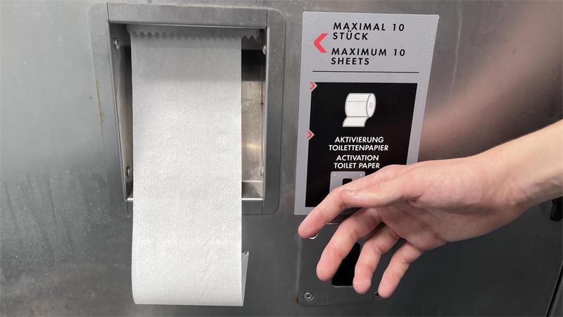 Von der Rolle: Klopapier-Check im Kreis Stade Hightech im Bassenflether Klo.