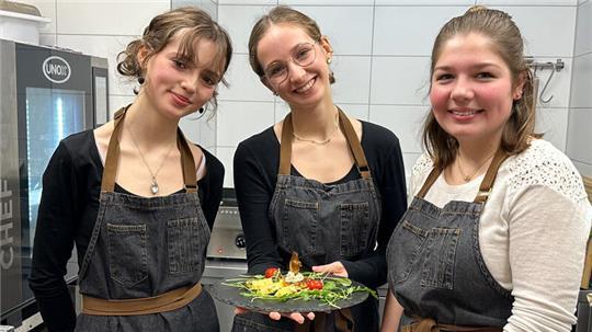 Hildas Küchenfeen: Die Schülerinnen Line Beuke (16), Helene Sievers (16) und Merle Wolf (18) konnten beim Brunch bei „Tante Hilda“ in Burweg die Gäste mit ihren Gourmet-Kreationen begeistern.
