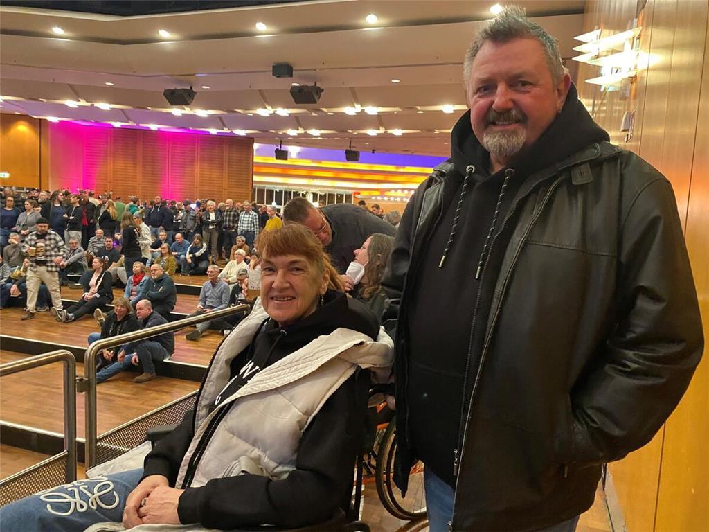 Hilde Büter aus Drochtersen ist mit Begleitperson Kurt Hoffmann beim Torfrock-Ko...