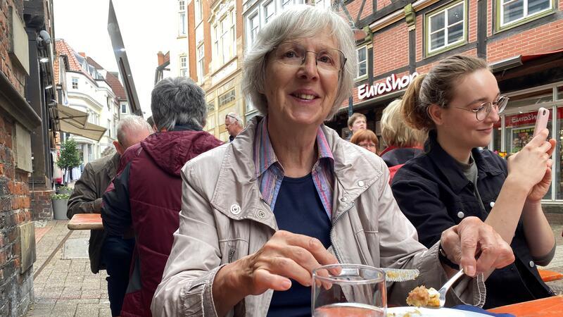 Hildegard Burmeister aus Braunschweig isst beim Stader Hansemahl zum ersten Mal Labskaus