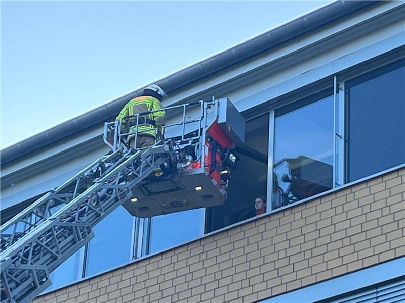 Großalarm für Stader Feuerwehr: BBS in Flammen - Schwerer Unfall "Hilfe, Hilfe", rufen die Komparsen aus dem Fenster.