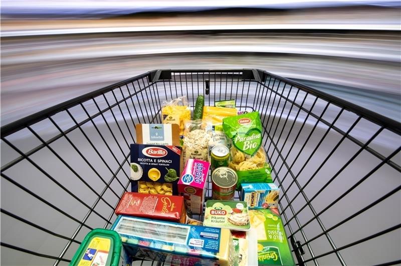 Hilfe beim Einkauf , insbesondere für Ältere, ist in Corona-Zeiten eine beliebte Unterstützung. Foto: dpa