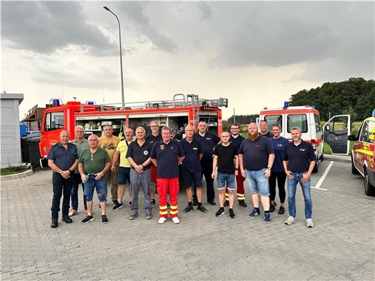 Hilfe für die Ukraine: Gruppenfoto der Freiwilligen vor dem Tanklöschfahrzeug auf einem Rastplatz in Polen. Foto: Beneke