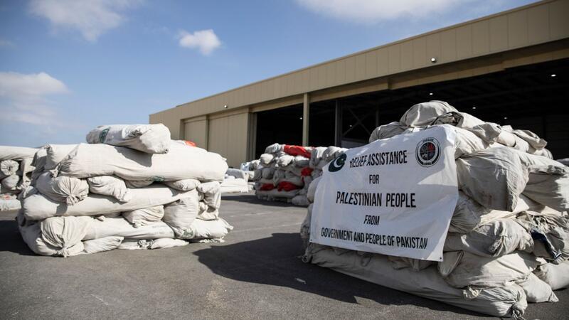 Zwei Hamas-Geiseln frei - „Gipfel für den Frieden“ in Kairo Hilfsgüter aus Pakistan für die Palästinenser auf dem internationalen Flughafen El Arish (Ägypten).