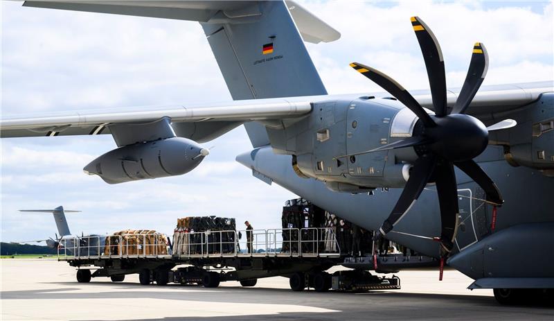 Hilfsgüter des Technischen Hilfswerkes THW werden am Fliegerhorst Wunstorf in ein Transportflugzeug Airbus A400M der Luftwaffe verladen.