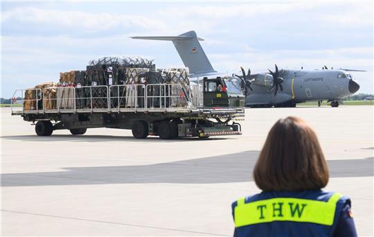 Hilfsgüter werden am Fliegerhorst Wunstorf in ein Transportflugzeug der Luftwaffe verladen.