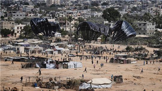 Hilfsgüterabwurf: Palästinenser sammeln Versorgungsgüter im Gazastreifen