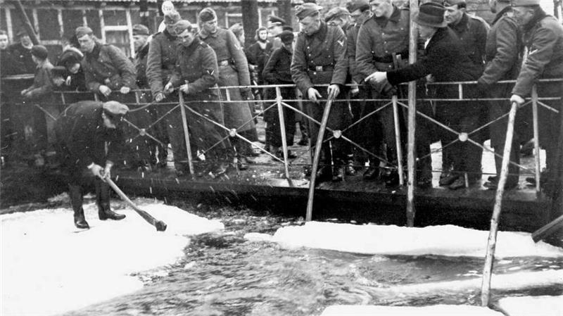 Hilfskräfte und Wehrmacht versuchten, an der Brücke am Vordamm in Horneburg die Eisschollen zu zerkleinern.