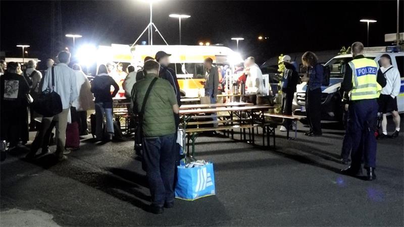 Hilfskräfte versorgten die ausgestiegenen Fahrgäste des Zuges.