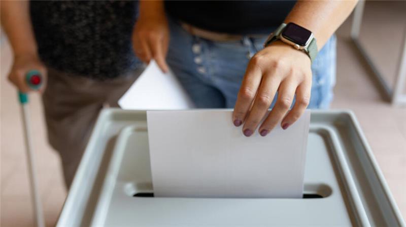 Hilfspersonen dürfen Stimmzettel kennzeichnen, falten und einwerfen - diese müssen aber den jeweiligen Willen der stimmberechtigten Person wiedergeben.