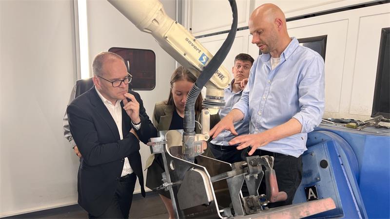 Hidden Champion: Dieses Unternehmen aus Stade ist europaweit führend Hilko Ruhr erklärt dem Minister das Roboterschweißgerät.