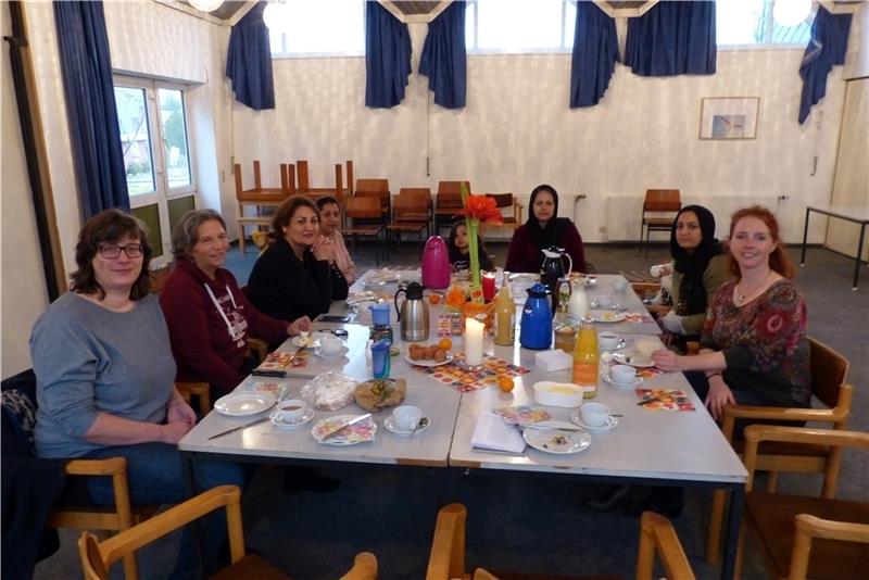 Hiltrud Gold (rechts) hat das Internationale Frauenfrühstück in Himmelpforten wiederbelebt. Foto: Eidtmann