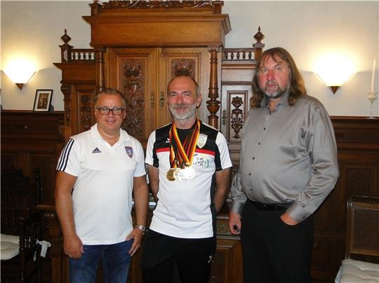 Himmelpfortens Bürgermeister Bernd Reimers (rechts) mit Meistertitel-Gewinner Stefan Reichelt und Schützenpräsident Lars Zimmermann.
