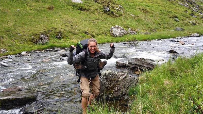 Hindernisse sind da, um überwunden zu werden: Johanna Geils überquerte bei ihrer Wanderung 2022 nicht nur diesen Fluss.
