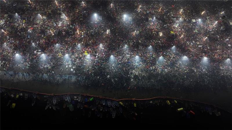 Hinduistische Gläubige am Ufer des Sangam, des Zusammenflusses von Ganges, Yamuna und dem mythischen Saraswati, am Vorabend des Mauni Amavasya oder Neumondtages während des Maha Kumbh Mela Festivals.