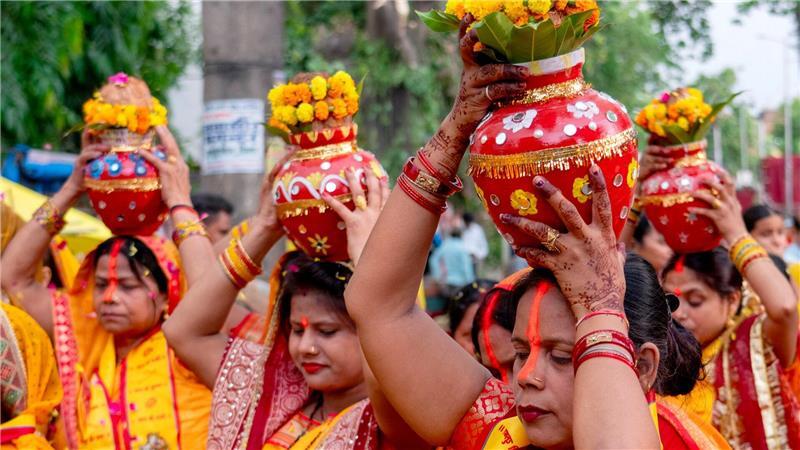 Hinduistische Gläubige tragen während einer Prozession für den Weltfrieden im indischen Bundesstaat Uttar Pradesh Wasser aus dem heiligen Fluss Ganges. 