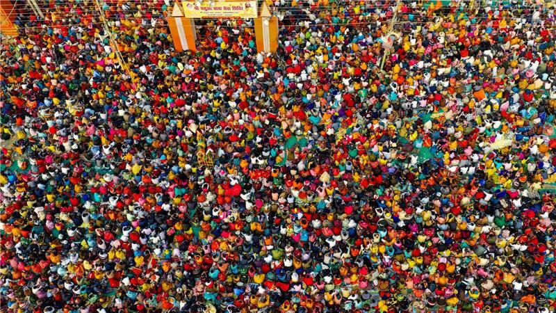 Hindus beim Magh Mela-Fest