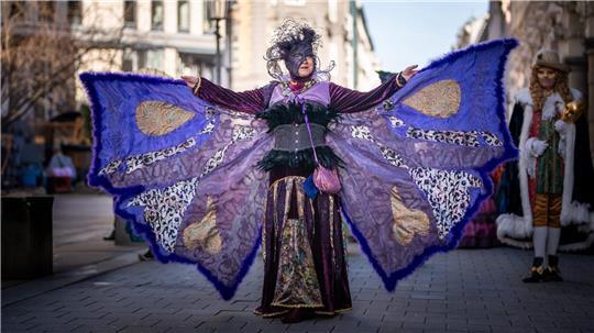 Hingucker: Das Kostüm mit der größten Spannbreite von circa drei Metern ist der Schmetterling.