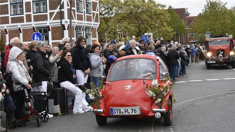Hingucker der Tages: rote Autos in allen Größen.