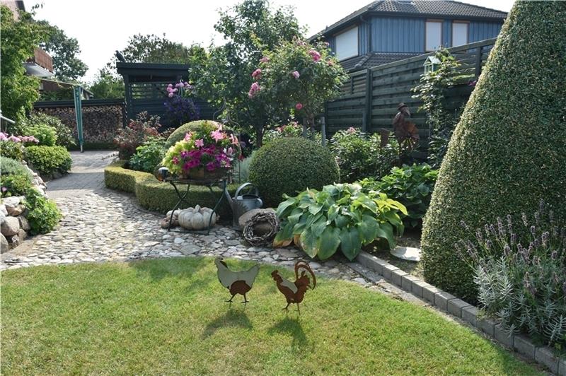 Hingucker wie die unechten Hühner finden sich überall im Garten. Fotos: Felsch