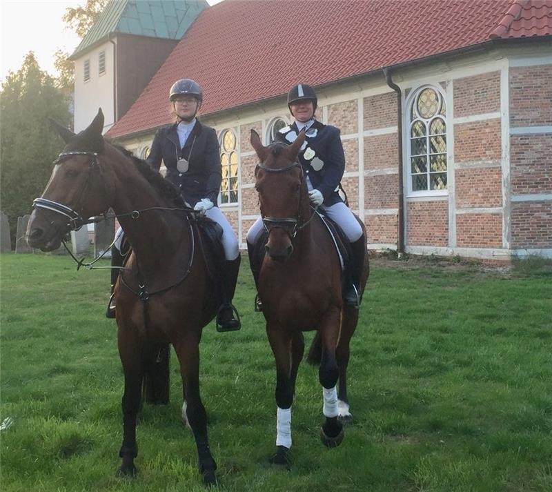 Hinke Nimmert (rechts) und Henrike Meier sind Reiterköniginnen in Großenwörden. Foto Goedecke