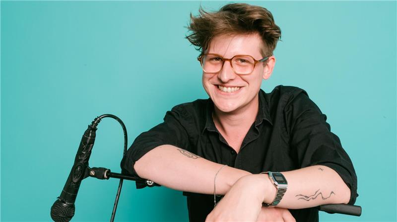 Hinnerk Köhn führt als Moderator durch den Abend.