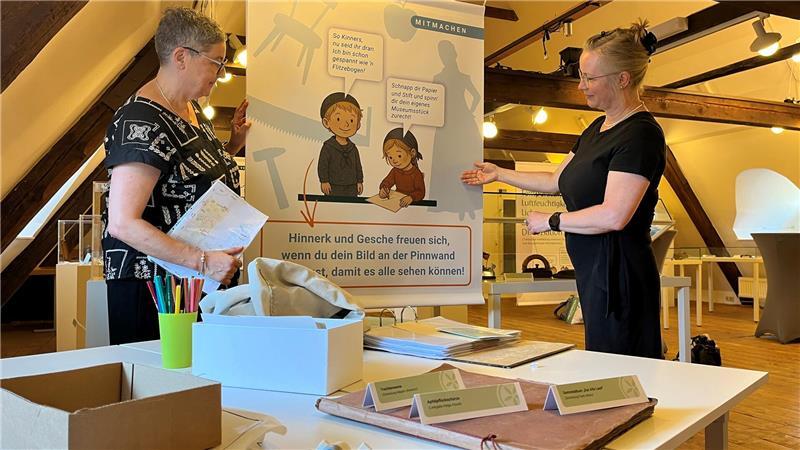 Hinnerk und Gesche sind neu im Museum, sie erklären nicht nur Kindern komplizierte Dinge verständlich. Vorne haben Barbara Wetegrove und Dr. Kai Janofsky die Bastelecke für Kinder aufgebaut.