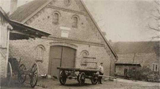 Hinrich Brunkhorst steht vor dem elterlichen Hof am Fuhrwerk, mit dem er vor dem Krieg die Milchkannen zur Molkerei nach Zeven brachte.
