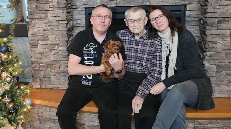 Ausgewandert vor 74 Jahren: Doch sein Herz hängt noch an Tarmstedt Hinrich Holschen (Mitte) mit Christian und Birgit Kück.