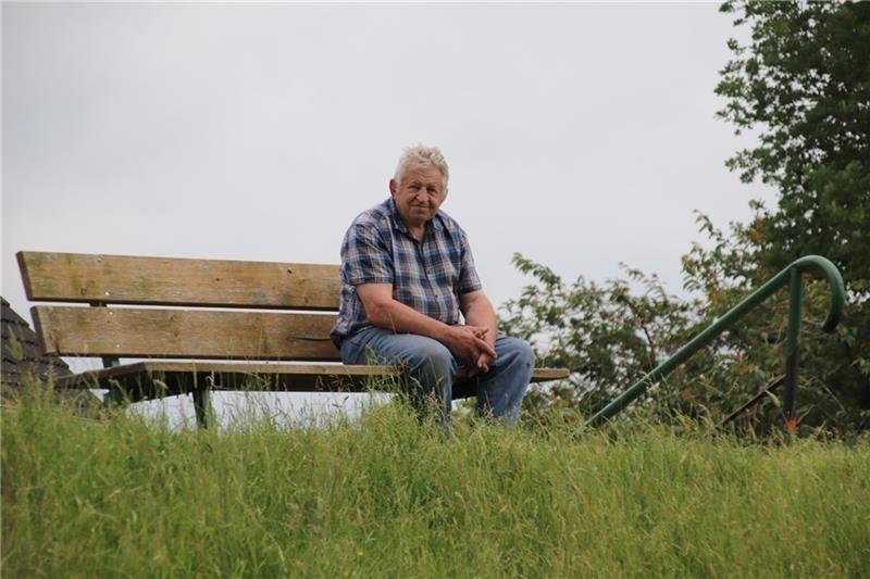 Hinrich Jungclaus ist bekannt als Hinni von’n Diek. Da gehört er hin, seit mehr als 50 Jahren. Und wenn der Sommer zurück ist, wird auch Hinni wieder am Deich sitzen.