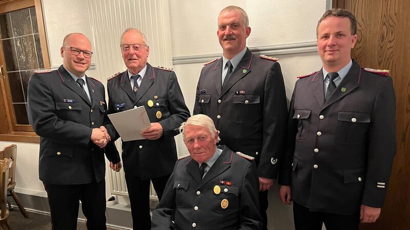 Samtgemeinde Lühe: Feuerwehr-Chef warnt vor erneutem Investitionsstau Hinrich Stechmann (vorne) und Dieter Zutz (2. von links) sind seit 60 Jahren in der Freiwilligen Feuerwehr. Kreisbrandmeister Henning Klensang gratuliert mit Gemeindebrandmeister Jens Kuck und dessen Vize Jens Klein (von links).