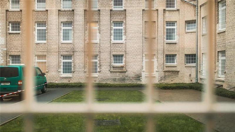 Wenn Papa im Knast sitzt: 66 Gefangene der JVA Bremerhaven sind Väter Hinter Gittern in der JVA: Für Kinder ist es besonders schwer, wenn ihre Väter im Gefängnis sitzen.