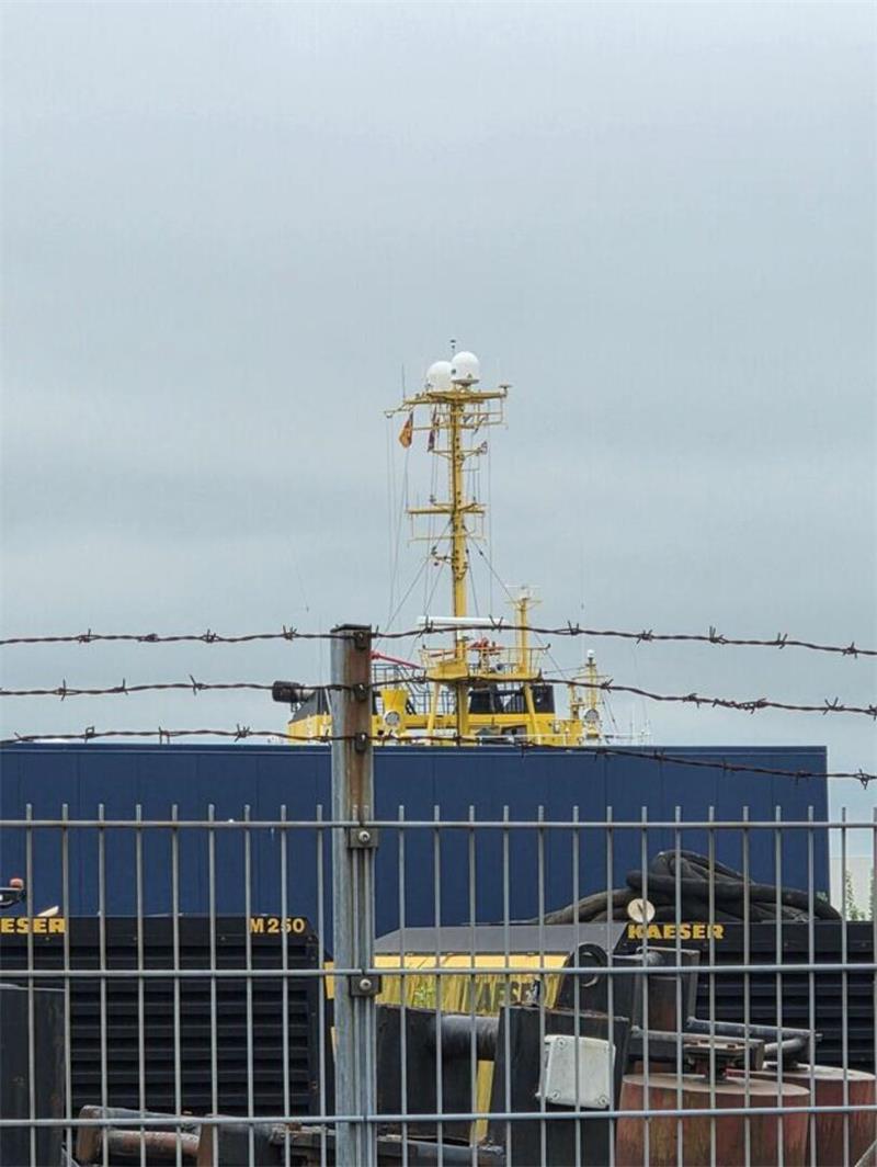 Wal ist frei: „Fortuna B“ abgeschirmt in Cuxhaven – GPS-Signal wirft Fragen auf Hinter Stacheldraht verborgen: Die „Fortuna B“ liegt abgeschirmt im Cuxhavener Hafen.