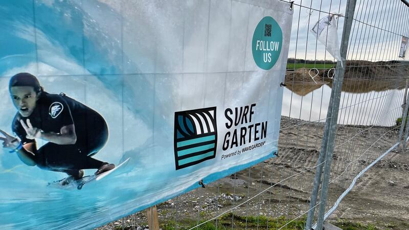 Surfpark-Baustopp: Verwaltungsgericht hält Stader Bebauungsplan für rechtswidrig Hinter dem Bauzaun passiert seit Wochen nichts - und das wird nun so bleiben, bis das Oberverwaltungsgericht eine endgültige Entscheidung trifft.