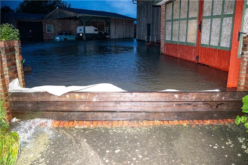 Hinter dem Deichschart in Neuenkirchen steht das Wasser kniehoch. Foto: Joto