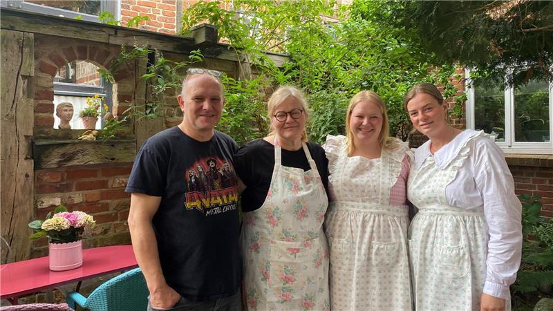 PomPom am Buxtehuder Fleth: Ein bunter Platz mit geheimem Garten Hinter dem Erfolg des Buxtehuder Cafés steht eine ganze Familie: Christoph Dwenger mit seiner Frau Katrin und den beiden Töchtern Lena und Anna im versteckten PomPom-Garten.