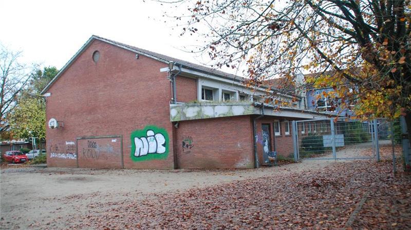 Hinter dem Gebäude der Sporthalle an der Grundschule Apensen befindet sich ein Bolzplatz.